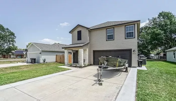 2015 Avenue H, Danbury, TX 77534 (4 bd2.5 ba1,699 sqft)