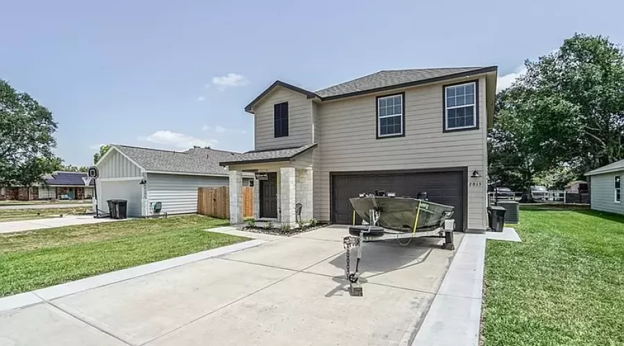 2015 Avenue H, Danbury, TX 77534 (4 bd2.5 ba1,699 sqft)